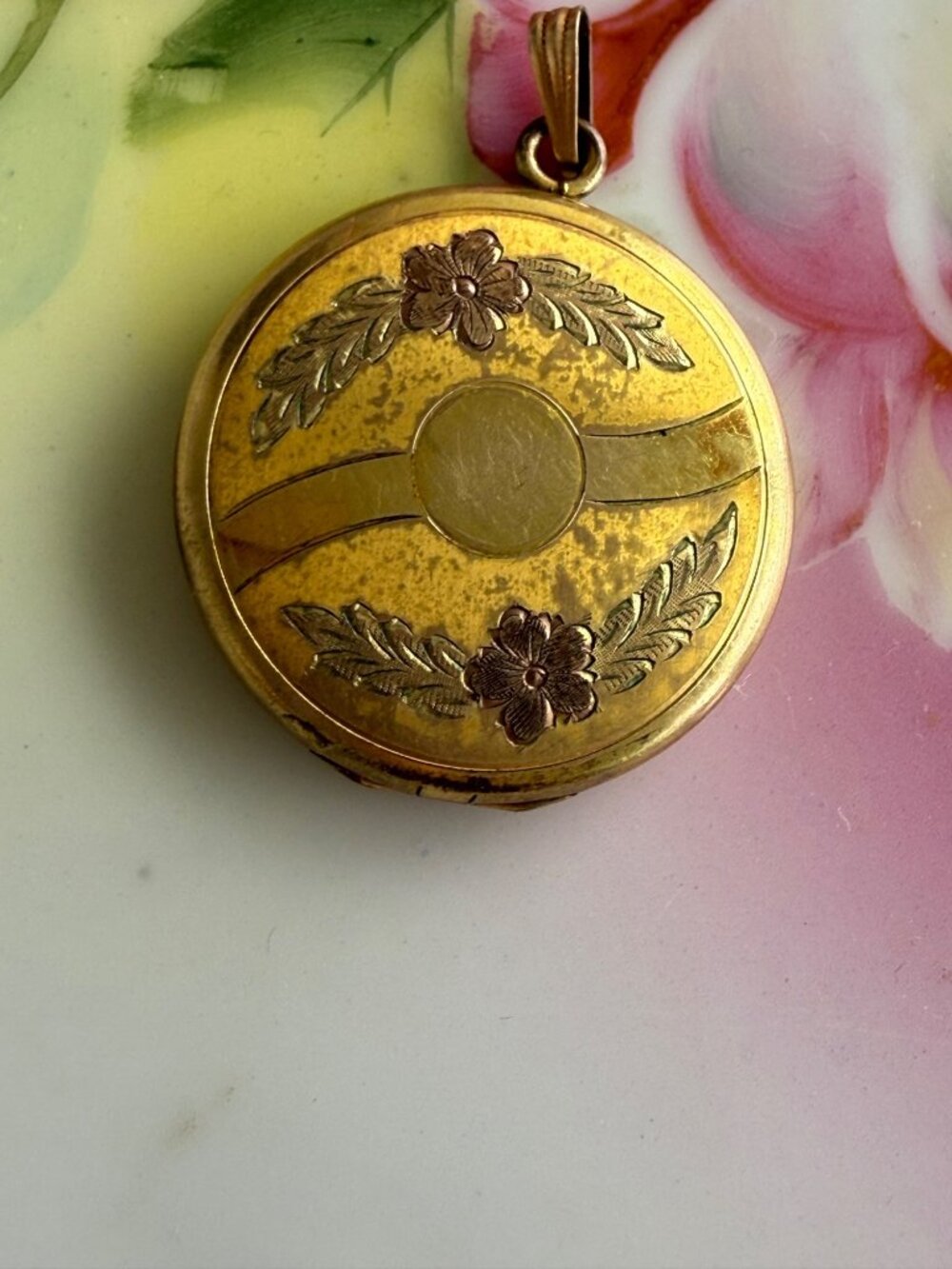 Antique 1920s Round Gold Filled Etched Floral Locket 1 1/8" - Picture 7 of 12